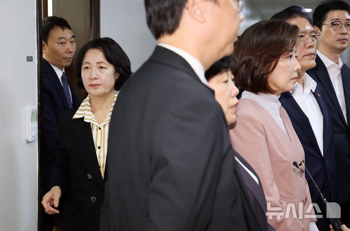 [서울=뉴시스] 김명년 기자 = 추미애 국회 법제사법위원장이 22일 오전 서울 여의도 국회 법사위원장실 앞에서 기자회견하는 나경원 국민의힘 의원 등을 지나쳐 회의실로 향하고 있다. 2025.09.22. kmn@newsis.com