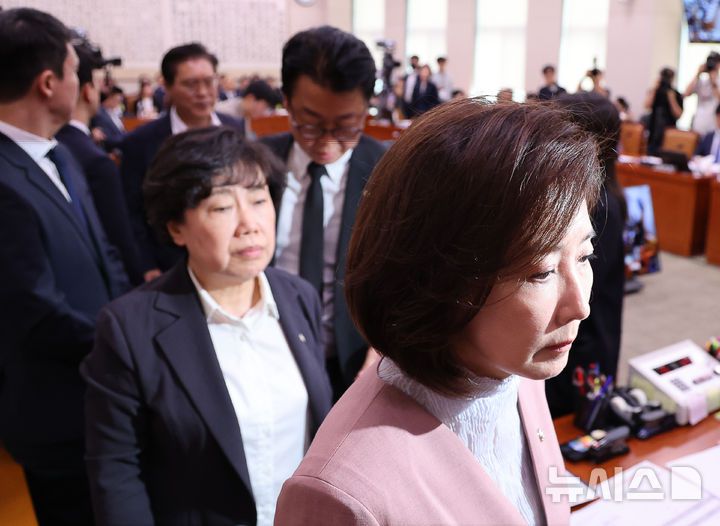 [서울=뉴시스] 김명년 기자 = 나경원 의원 등 국민의힘 법제사법위원들이 22일 오전 서울 여의도 국회 법사위 전체회의에서 추미애 위원장이 정회를 선포하자 회의장을 떠나고 있다. 2025.09.22. kmn@newsis.com