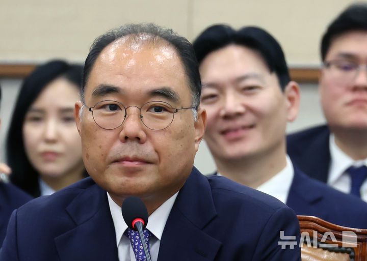 [서울=뉴시스] 고승민 기자 = 신응석 전 남부지방검찰청장이 22일 서울 여의도 국회에서 열린 법제사법위원회의 검찰개혁 입법청문회에서 증인으로 출석해 서영교 더불어민주당 의원을 바라보고 있다. 오른쪽 두번째는 박상용 법무연수원 교수. 2025.09.22. kkssmm99@newsis.com