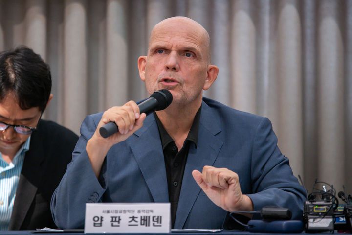 [서울=뉴시스] 23일 서울 종로구 더프리마아트센터 본관에서 열린 2025 서울시향 신작 발표 기자간담회에서 얍 판 츠베덴 서울시향 음악감독이 발언하고 있다. (사진=서울시립교향악단 제공) 2025.09.23. photo@newsis.com *재판매 및 DB 금지