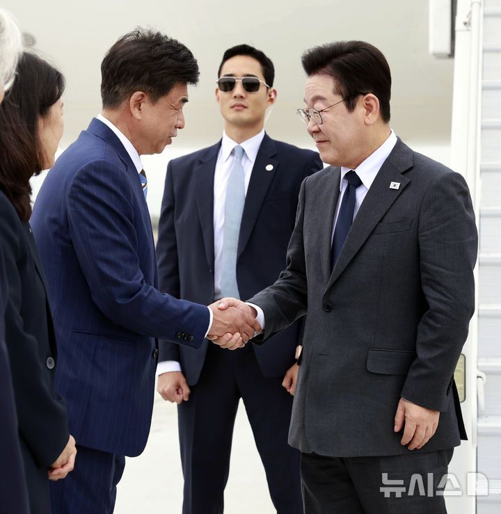 [뉴욕=뉴시스] 최동준 기자 = 유엔 총회에 참석하는 이재명 대통령이 22일(현지 시간) 미국 뉴욕 JFK 국제공항에 도착해 차지훈 주유엔대사와 악수하고 있다. 2025.09.23. photocdj@newsis.com