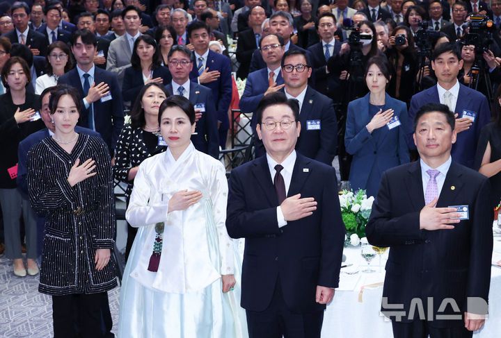 [뉴욕=뉴시스] 최동준 기자 = 이재명 대통령과 김혜경 여사가 22일(현지 시간) 미국 뉴욕의 한 호텔에서 열린 동포 간담회에서 참석자들과 국민의례를 하고 있다. 2025.09.23. photocdj@newsis.com