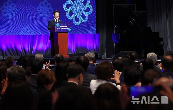 [뉴욕=뉴시스] 최동준 기자 = 이재명 대통령이 22일(현지 시간) 미국 뉴욕의 한 호텔에서 열린 동포 간담회에서 인사말을 하고 있다. 2025.09.23. photocdj@newsis.com