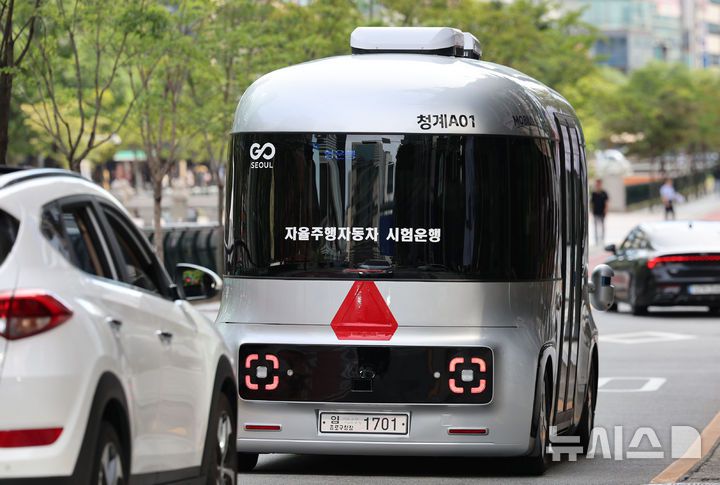 [서울=뉴시스] 권창회 기자 = 23일 오전 서울 중구 청계광장 인근에서 운전석 없는 자율주행셔틀버스가 시범운행 되고 있다. 운전석과 운전대가 없는 자율주행셔틀은 안전요원이 탑승하지만, 운전에는 관여하지 않는다. 청계광장∼청계5가(광장시장)∼청계광장을 순환하는 총 4.8㎞ 구간으로, 주중 평일 오전 10시부터 오후 5시까지 운행한다. 2025.09.23. kch0523@newsis.com