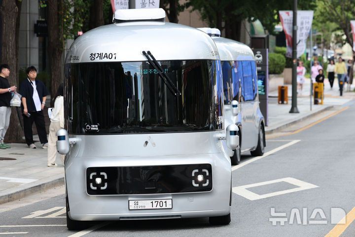 [서울=뉴시스] 권창회 기자 = 23일 오전 서울 중구 청계광장 인근에서 운전석 없는 자율주행셔틀버스가 시범운행 되고 있다. 운전석과 운전대가 없는 자율주행셔틀은 안전요원이 탑승하지만, 운전에는 관여하지 않는다. 청계광장∼청계5가(광장시장)∼청계광장을 순환하는 총 4.8㎞ 구간으로, 주중 평일 오전 10시부터 오후 5시까지 운행한다. 2025.09.23. kch0523@newsis.com