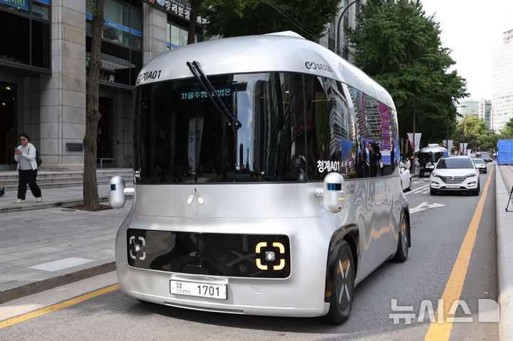 [서울=뉴시스] 권창회 기자 = 23일 오전 서울 중구 청계광장 인근에서 운전석 없는 자율주행셔틀버스가 시범운행 되고 있다. 운전석과 운전대가 없는 자율주행셔틀은 안전요원이 탑승하지만, 운전에는 관여하지 않는다. 청계광장∼청계5가(광장시장)∼청계광장을 순환하는 총 4.8㎞ 구간으로, 주중 평일 오전 10시부터 오후 5시까지 운행한다. 2025.09.23. kch0523@newsis.com