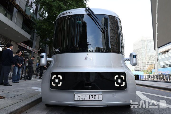 [서울=뉴시스] 권창회 기자 = 23일 오전 서울 중구 청계광장 인근에서 운전석 없는 자율주행셔틀버스가 시범운행 전 정차되어 있다. 운전석과 운전대가 없는 자율주행셔틀은 안전요원이 탑승하지만, 운전에는 관여하지 않는다. 청계광장∼청계5가(광장시장)∼청계광장을 순환하는 총 4.8㎞ 구간으로, 주중 평일 오전 10시부터 오후 5시까지 운행한다. 2025.09.23. kch0523@newsis.com