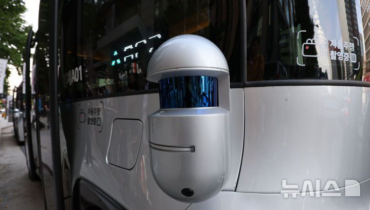 [서울=뉴시스] 권창회 기자 = 23일 오전 서울 중구 청계광장 인근에 정차된 운전석 없는 자율주행셔틀버스의 센서. 운전석과 운전대가 없는 자율주행셔틀은 안전요원이 탑승하지만, 운전에는 관여하지 않는다. 청계광장∼청계5가(광장시장)∼청계광장을 순환하는 총 4.8㎞ 구간으로, 주중 평일 오전 10시부터 오후 5시까지 운행한다. 2025.09.23. kch0523@newsis.com