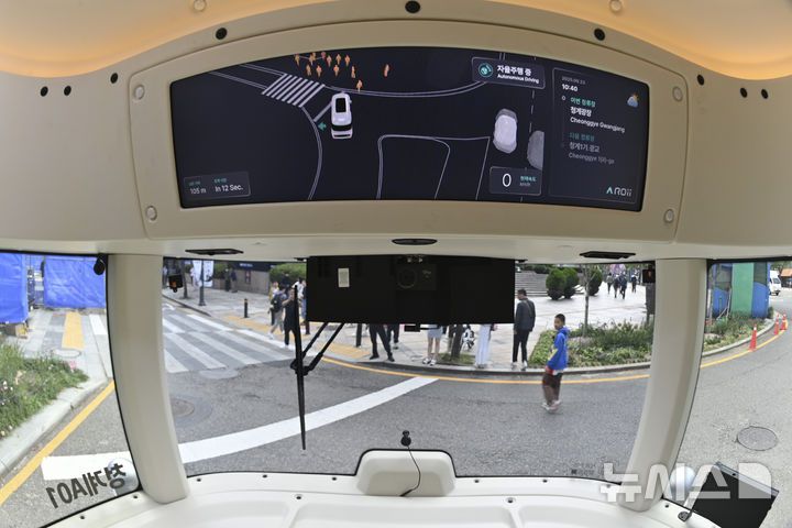 [서울=뉴시스] 권창회 기자 = 23일 오전 서울 중구 청계광장 인근에서 운전석 없는 자율주행셔틀버스가 시범운행 되고 있다. 운전석과 운전대가 없는 자율주행셔틀은 안전요원이 탑승하지만, 운전에는 관여하지 않는다. 청계광장∼청계5가(광장시장)∼청계광장을 순환하는 총 4.8㎞ 구간으로, 주중 평일 오전 10시부터 오후 5시까지 운행한다.(공동취재) 2025.09.23. photo@newsis.com