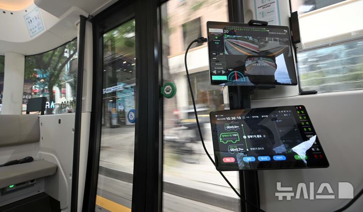 [서울=뉴시스] 권창회 기자 = 23일 오전 서울 중구 청계광장 인근에서 운전석 없는 자율주행셔틀버스가 시범운행 되고 있다. 운전석과 운전대가 없는 자율주행셔틀은 안전요원이 탑승하지만, 운전에는 관여하지 않는다. 청계광장∼청계5가(광장시장)∼청계광장을 순환하는 총 4.8㎞ 구간으로, 주중 평일 오전 10시부터 오후 5시까지 운행한다.(공동취재) 2025.09.23. photo@newsis.com