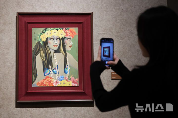 [[서울=뉴시스] 황준선 기자 = 23일 서울 종로구 석파정 서울미술관에서 열린 천경자 작고 10주기 특별기획전 '내 슬픈 전설의 101페이지' 언론 공개 행사에 '막은 내리고'가 전시돼 있다. 2025.09.23. hwang@newsis.com