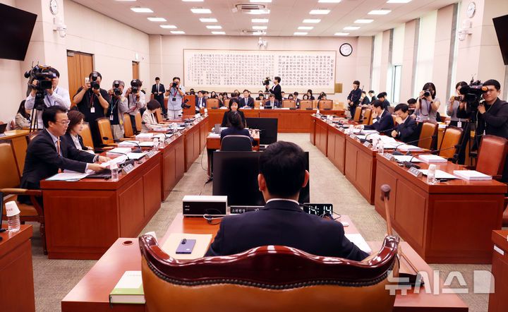 [서울=뉴시스] 조성봉 기자 = 김용민 법제사법위원회 법안심사제1소위원회 위원장이 23일 오후 서울 여의도 국회에서 열린 법사위 법안심사제1소위 회의에서 의사봉을 두드리고 있다. 2025.09.23. suncho21@newsis.com