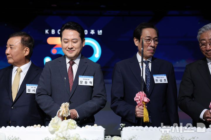 [서울=뉴시스] 김명년 기자 = 장동혁 국민의힘 대표와 우상호 대통령실 정무수석이 23일 오후 서울 여의도 페어몬트호텔에서 열린 KBC 광주방송 창사 30주년 기념식에서 케이크 커팅에 앞서 칼을 들고 있다. 2025.09.23. kmn@newsis.com