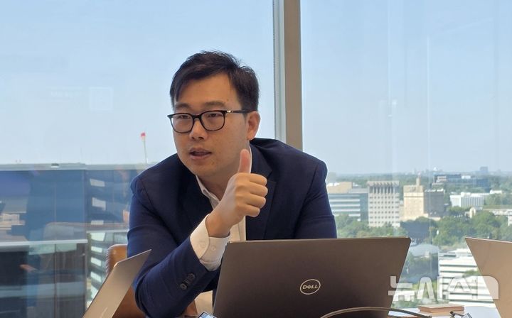 [애틀랜타=뉴시스] 재 김 미국 동남부 한국상공회의소 의장이 지난 15일(현지 시간) 미 조지아주 애틀랜타에서 한국언론진흥재단과 미 동서센터의 '한미언론교류 프로그램'에 참가한 한국 기자단과 간담회를 하고 있다. 2025.09.24.