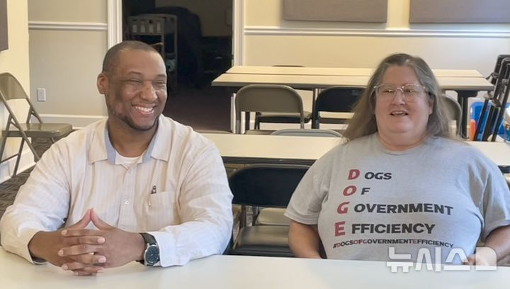 [애틀랜타=뉴시스] 미국 조지아주 메트로 애틀랜타 디캘브카운티 공화당원들이 지난 13일(현지 시간) 미 애틀랜타에서 한국언론진흥재단과 미 동서센터의 '한미언론교류 프로그램'에 참가한 한국 기자단과 간담회를 하고 있다. 2025.09.24.