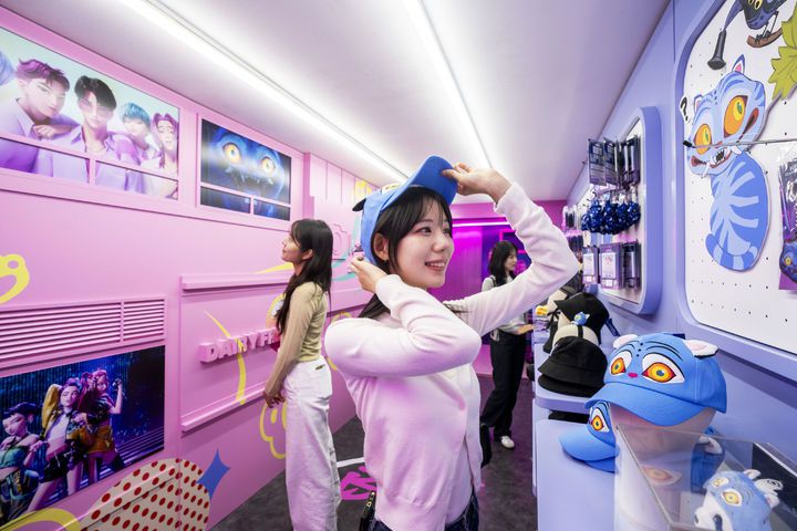 [용인=뉴시스] 에버랜드는 전세계적인 열풍을 끌고 있는 넷플릭스 애니메이션 영화 '케이팝 데몬 헌터스' 테마존을 오는 26일 선보일 예정이다.(사진=삼성물산 리조트부문 제공) *재판매 및 DB 금지