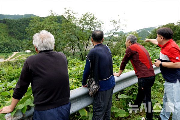 [강릉=뉴시스] 김태겸 기자 = 지난 21일 강원 강릉시 왕산면 오봉저수지의  저수율이 50%를 보이고 있는 가운데 주민들이 나와 저수지를 바라보고 있다. 2025.09.24. patk21@newsis.com