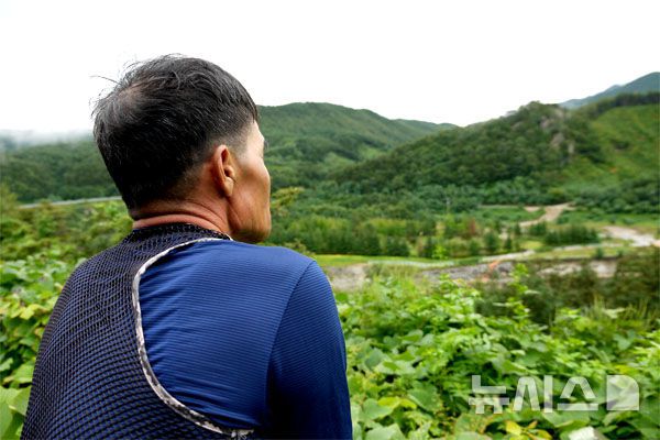 [강릉=뉴시스] 김태겸 기자 = 지난 21일 강원 강릉시 왕산면 오봉저수지의  저수율이 50%를 보이고 있는 가운데 저수지를 바라보고 있는 주민의 모습이다. 2025.09.24. patk21@newsis.com