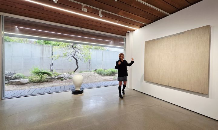 [사진=박현주 미술전문기자]박서보재단에 전시되어 있는 묘법 작품을 이유진 이사가 설명하고 있다. *재판매 및 DB 금지