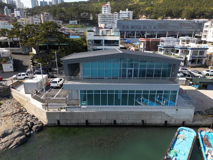 [부산=뉴시스] 해운대구 청사포항 어업 관련 다목적센터 '청사랑'. (사진=해운대구 제공) 2025.09.24. photo@newsis.com *재판매 및 DB 금지
