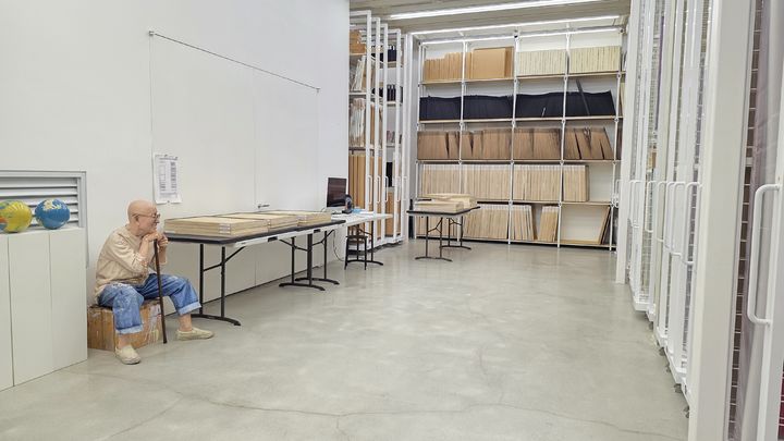 [사진=박현주 미술전문기자] 24일 박서보재단이 지하에 있는 작품 수장고를 언론에 공개했다. 3D로 만든 박서보 화백이 앉아 있어 깜짝 놀라게 한다.   *재판매 및 DB 금지