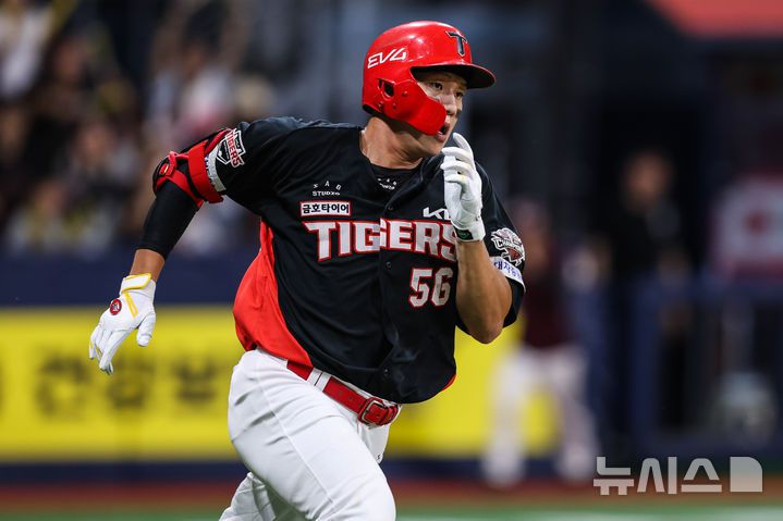 [서울=뉴시스]프로야구 KIA 타이거즈의 내야수 오선우가 24일 고척 스카이돔에서 펼쳐진 2025 신한 쏠뱅크 KBO리그 키움 히어로즈와의 맞대결에 5번 타자 1루수로 선발 출전해 4회 안타를 친 뒤 베이스를 향해 달리고 있다. (사진=KIA 타이거즈 제공) 2025.09.24. photo@newsis.com