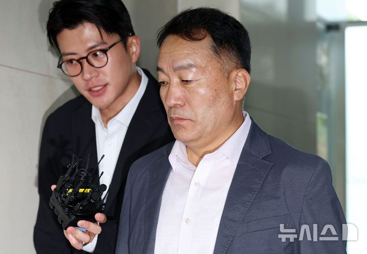 [서울=뉴시스] 조성우 기자 = 김계환 전 해병대 사령관이 24일 오전 서울 서초구 순직 해병 특별검사팀 사무실에서 피의자 소환 조사를 받기 위해 출석하고 있다. 2025.09.24. xconfind@newsis.com