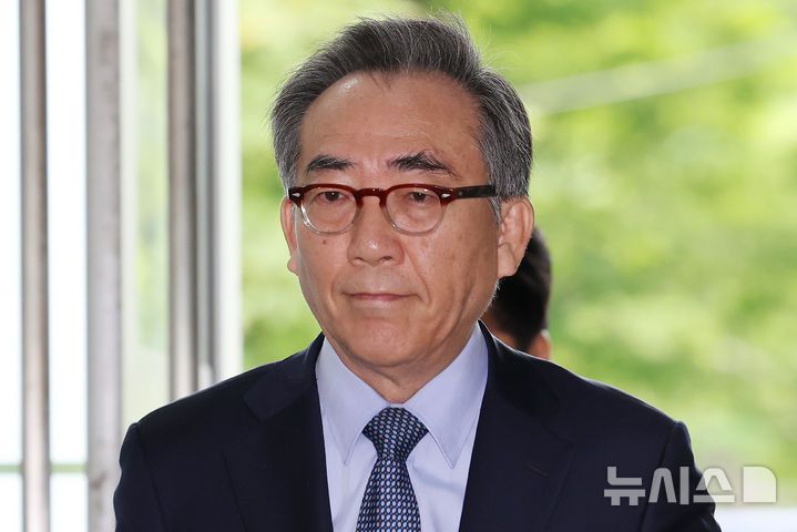 [서울=뉴시스] 조성우 기자 = 조태열 전 외교부 장관이 24일 오전 서울 서초구 순직 해병 특별검사팀 사무실에서 피의자 소환 조사를 받기 위해 출석하고 있다. 2025.09.24. xconfind@newsis.com