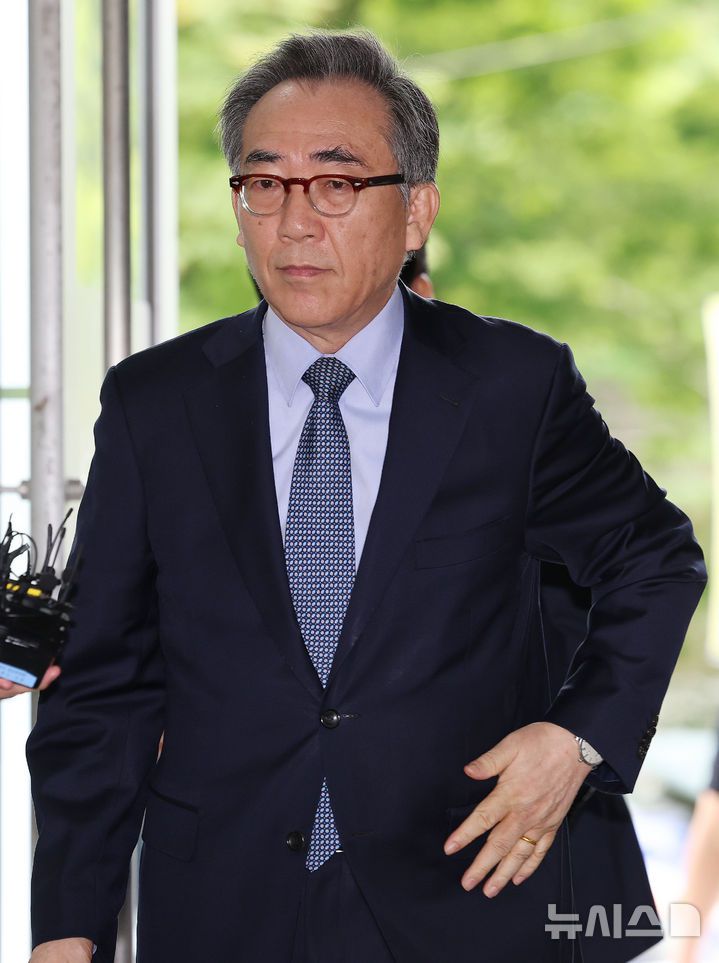 [서울=뉴시스] 조성우 기자 = 조태열 전 외교부 장관이 24일 오전 서울 서초구 순직 해병 특별검사팀 사무실에서 피의자 소환 조사를 받기 위해 출석하고 있다. 2025.09.24. xconfind@newsis.com