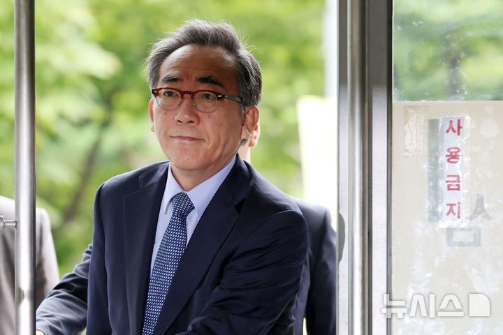 [서울=뉴시스] 조성우 기자 = 조태열 전 외교부 장관이 24일 오전 서울 서초구 순직 해병 특별검사팀 사무실에서 피의자 소환 조사를 받기 위해 출석하고 있다. 2025.09.24. xconfind@newsis.com