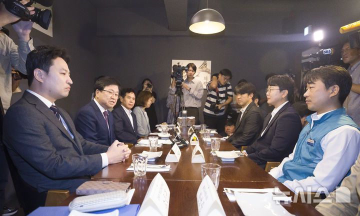 [서울=뉴시스] 김근수 기자 = 최교진 사회부총리 겸 교육부 장관이 24일 서울 여의도의 한식당에서 열린 교육부-교원단체 오찬 간담회에서 모두발언을 하고 있다. 2025.09.24. ks@newsis.com