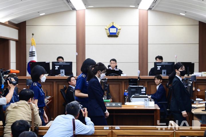 [서울=뉴시스] 사진공동취재단 = 도이치모터스 주가조작과 명태균 공천개입, 통일교 청탁·뇌물 수수 의혹 혐의 등으로 구속기소 된 김건희 여사가 24일 오후 서울 서초구 서울중앙지방법원에서 열린 첫 재판에 출석하고 있다. 2025.09.24. photo@newsis.com