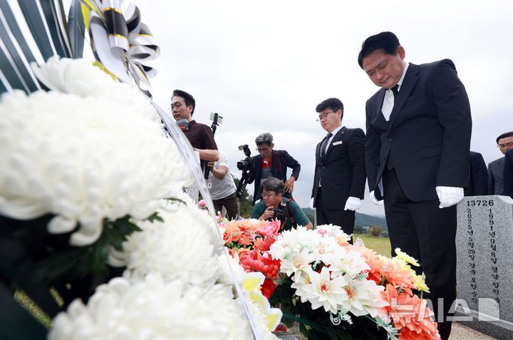 [대전=뉴시스] 고승민 기자 = 장동혁 국민의힘 대표가 24일 대전 유성구 국립대전현충원을 방문, 고 채수근 상병 묘역을 참배하고 있다. 2025.09.24. kkssmm99@newsis.com