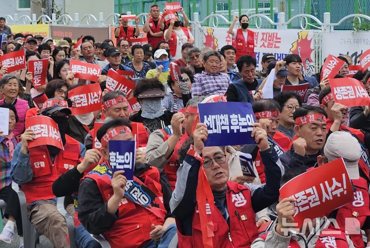[봉화=뉴시스] 김진호 기자 = 경북 봉화군 석포면에서 25일 '봉화·태백 석포 생존권 사수 총궐기대회'가 열리고 있다. 2025.09.25.  kjh9326@newsis.com