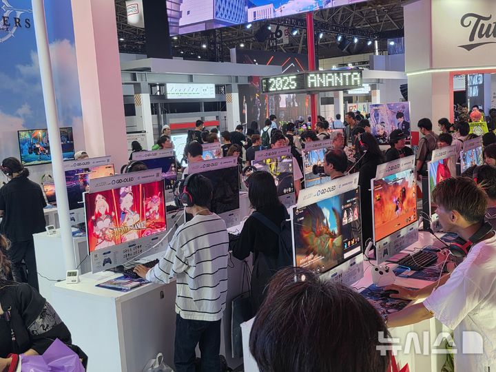 [도쿄(독일)=뉴시스]오동현 기자 = 엔씨소프트가 25일 개막한 도쿄게임쇼 2025에서 서브컬처 신작 '리밋 제로 브레이커스'를 전시했다. odong85@newsis.com