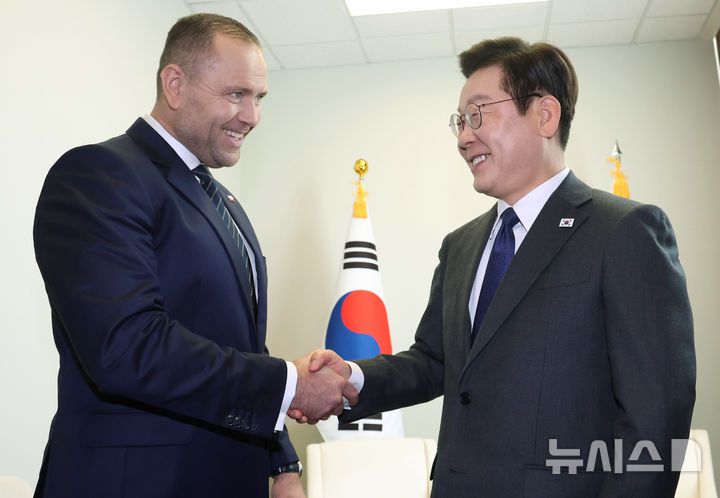 [뉴욕=뉴시스] 최동준 기자 = 이재명 대통령과 카롤 나브로츠키 폴란드 대통령이 24일(현지 시간) 미국 뉴욕 유엔본부에서 한-폴란드 정상회담에 앞서 인사하고 있다. 2025.09.25. photocdj@newsis.com