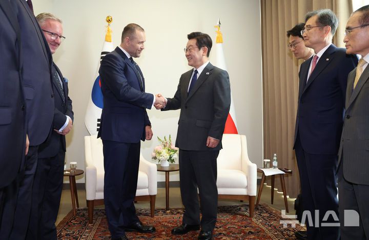 [뉴욕=뉴시스] 최동준 기자 = 이재명 대통령과 카롤 나브로츠키 폴란드 대통령이 24일(현지 시간) 미국 뉴욕 유엔본부에서 한-폴란드 정상회담에 앞서 인사하고 있다. 2025.09.25. photocdj@newsis.com