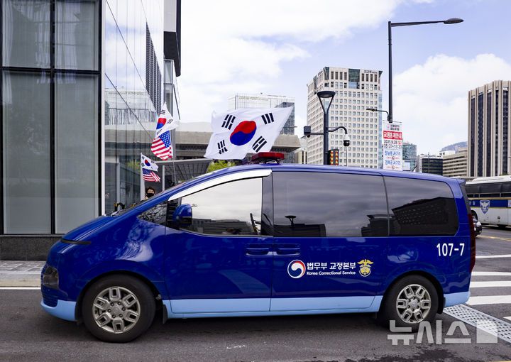 [서울=뉴시스] 김근수 기자 = 이우환 화백의 그림과 관련한 의혹 등을 받는 김건희 여사가 탑승한 호송차가 25일 서울 종로구 김건희특검팀(특별검사 민중기)으로 들어서고 있다. 2025.09.25. ks@newsis.com