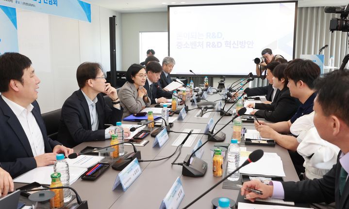 [서울=뉴시스] 한성숙 중소벤처기업부 장관이 25일 서울 종로구 엔도로보틱스에서 열린 '돈이 되는 R&D, 중소벤처 R&D 혁신방안 간담회'에서 발언하고 있다. (사진=중소벤처기업부 제공) 2025.09.25. photo@newsis.com *재판매 및 DB 금지