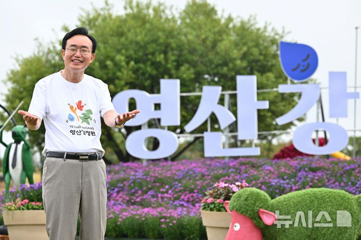 [나주=뉴시스] 이영주 기자 = 25일 오후 전남 나주시 영산강정원에서 윤병태 나주시장이 2025 나주영산강축제를 홍보하고 있다. 2025.09.25. leeyj2578@newsis.com