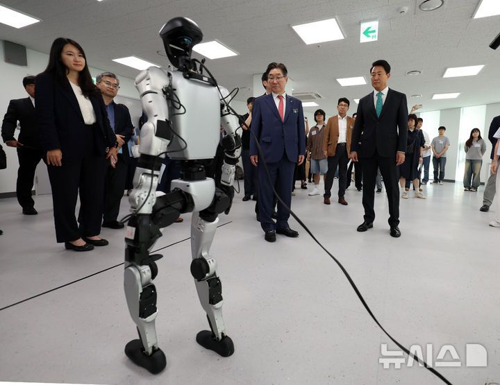 [서울=뉴시스] 이영환 기자 = 오세훈 서울시장과 김동원 고려대학교 총장이 25일 오후 서울 성북구 고려대학교 미래융합기술관 대강당에서 열리는 이제는 이공계 전성시대 포럼 참석에 앞서 정운오IT교양관을 찾아 스마트모빌리티학부 학생들의 로봇 시연을 살펴보고 있다. 2025.09.25. 20hwan@newsis.com