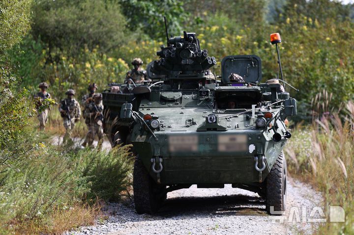 [인제=뉴시스] 사진공동취재단 = 25일 강원도 인제군 육군 과학화훈련단(KCTC) 도시지역훈련장에서 열린 제3회 국제 과학화전투 경연대회(K-ICTC)에서 미군 스트라이커 장갑차가 기동하고 있다. 2025.09.25. photo@newsis.com