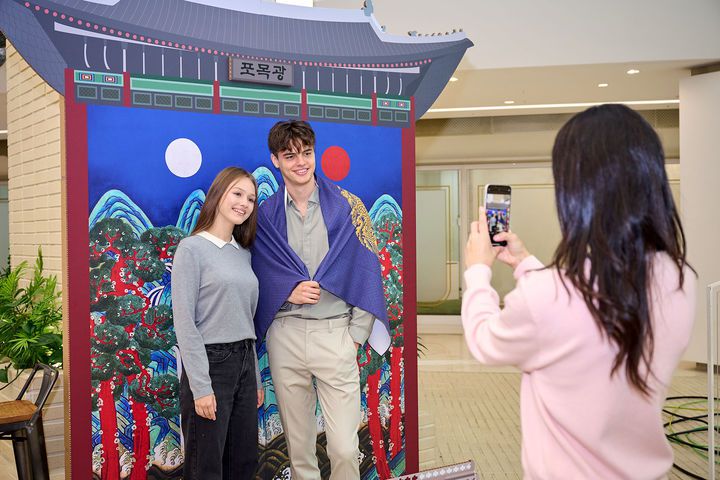 [서울=뉴시스] 스타필드 코엑스몰 '한국 문화 상품 굿즈' 팝업스토어. (사진=신세계프라퍼티 제공)  *재판매 및 DB 금지