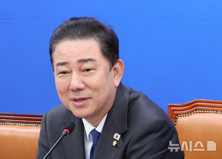 [서울=뉴시스] 김금보 기자 = 김병기 더불어민주당 원내대표가 26일 오전 서울 여의도 국회에서 열린 '택배 사회적대화기구 출범식'에서 발언을 하고 있다.  2025.09.25. kgb@newsis.com