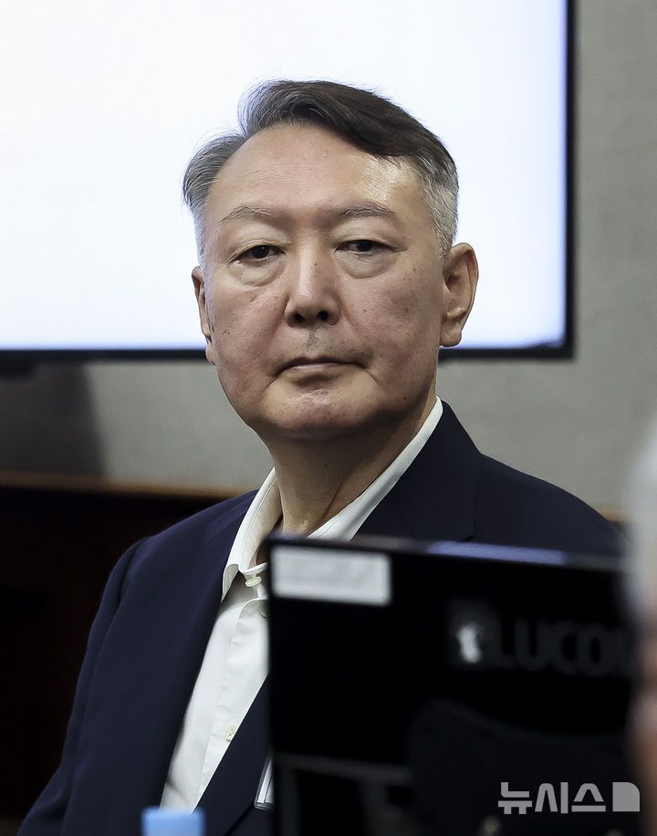 [서울=뉴시스] 사진공동취재단 = 윤석열 전 대통령이 26일 서울 서초구 서울중앙지법에서 열린 특수공무집행방해, 직권남용 권리행사방해 등 혐의 사건 첫 공판에 출석해 있다. 2025.09.26. photo@newsis.com