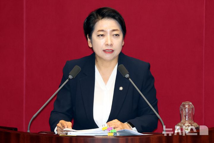 [서울=뉴시스] 조성봉 기자 = 황정아 더불어민주당 의원이 27일 오후 서울 여의도 국회에서 열린 본회의에서 방송미디어통신위원회의 설치 및 운영에 관한 법률안(대안)에 대한 찬성 무제한토론을 하고 있다. 2025.09.27. suncho21@newsis.com