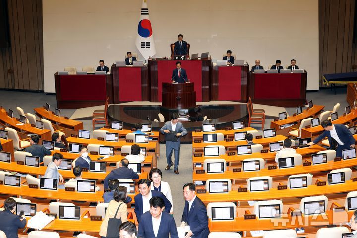 [서울=뉴시스] 조성봉 기자 = 유상범 국민의힘 의원이 27일 오후 서울 여의도 국회에서 열린 본회의에서 국회법 일부개정법률안(위원회안)에 대한 반대 무제한토론을 시작하자 민주당 의원들이 회의장을 떠나고 있다.. 2025.09.27.?suncho21@newsis.com