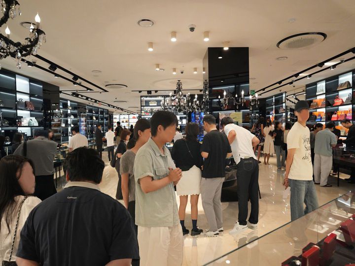 추석 명절을 앞두고 캉카스백화점 매장이 고객들로 북적이고 있다.  *재판매 및 DB 금지