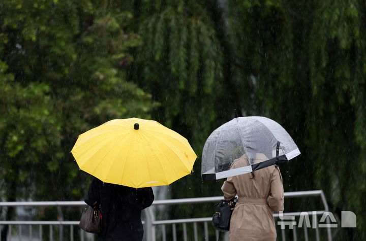 [서울=뉴시스] 홍효식 기자 = 가을비가 내린 28일 서울 서초구 세빛섬 인근에서 시민들이 우산을 쓰고 발걸음을 재촉하고 있다. 2025.09.28. yesphoto@newsis.com
