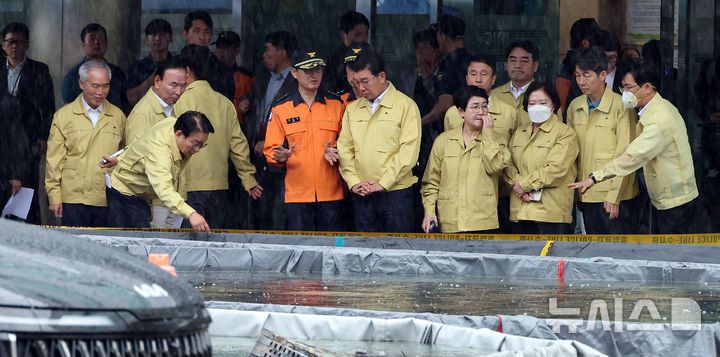 [대전=뉴시스] 강종민 기자 = 28일 국회 행정안전위 위원들이 화재가 발생한 대전 유성구 국가정보자원관리원을 찾아 외부 침수조에 냉각작업 중인 리튬이온 배터리를 살펴보고 있다. 2025.09.28. ppkjm@newsis.com